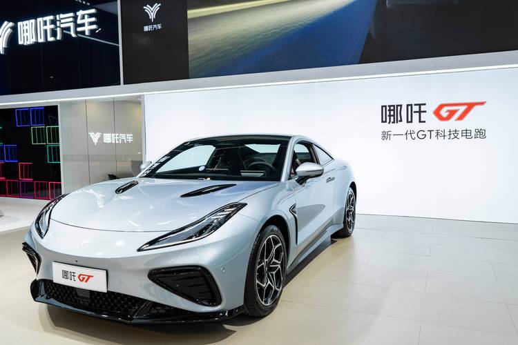 佛山350哪吒汽车在智能汽车领域的表现，领途汽车在新能源汽车市场中的影响力